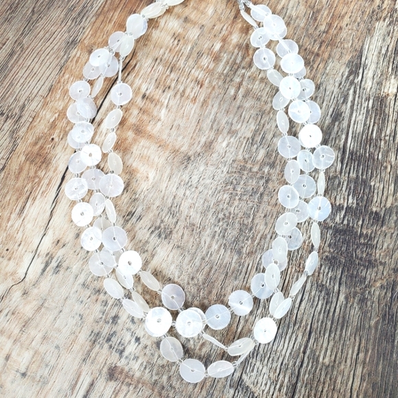 ⭐2/$20 Delicate white shell necklace - Picture 2 of 5